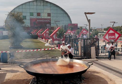 Imagen de los preparativos de una paella gigante en el congreso del PSOE en Valencia