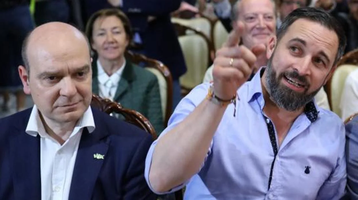 El líder nacional de Vox, Santiago Abascal, junto al portavoz de este partido en las Cortes de Aragón, Santiago Morón