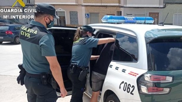 Un agente de la Guardia Civil fuera de servicio auxilia a una mujer que estaba siendo agredida por su pareja en Sueca