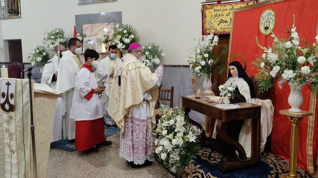 Monseñor Cerro ante la imagen de Santa Teresa en el convento de Navahermosa