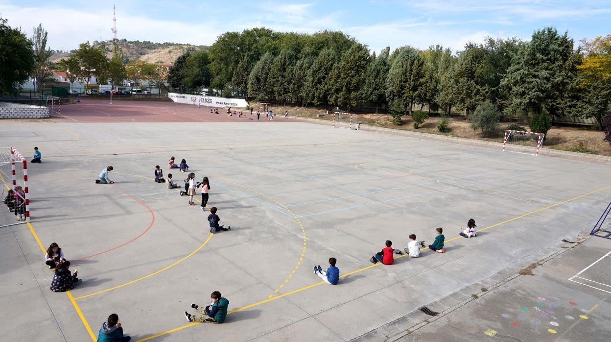 Escolares respetando la distancia en un colegio de Valladolid