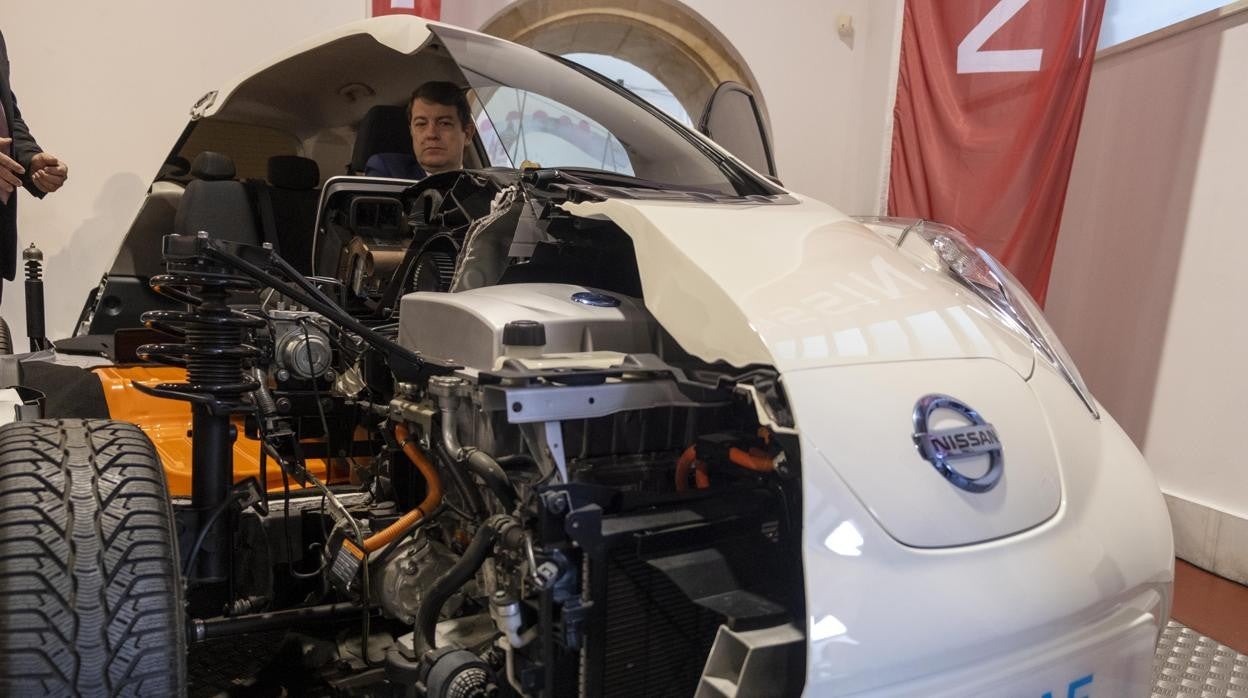 Mañueco, ayer, durante su visita al Museo de la Automoción de Salamanca