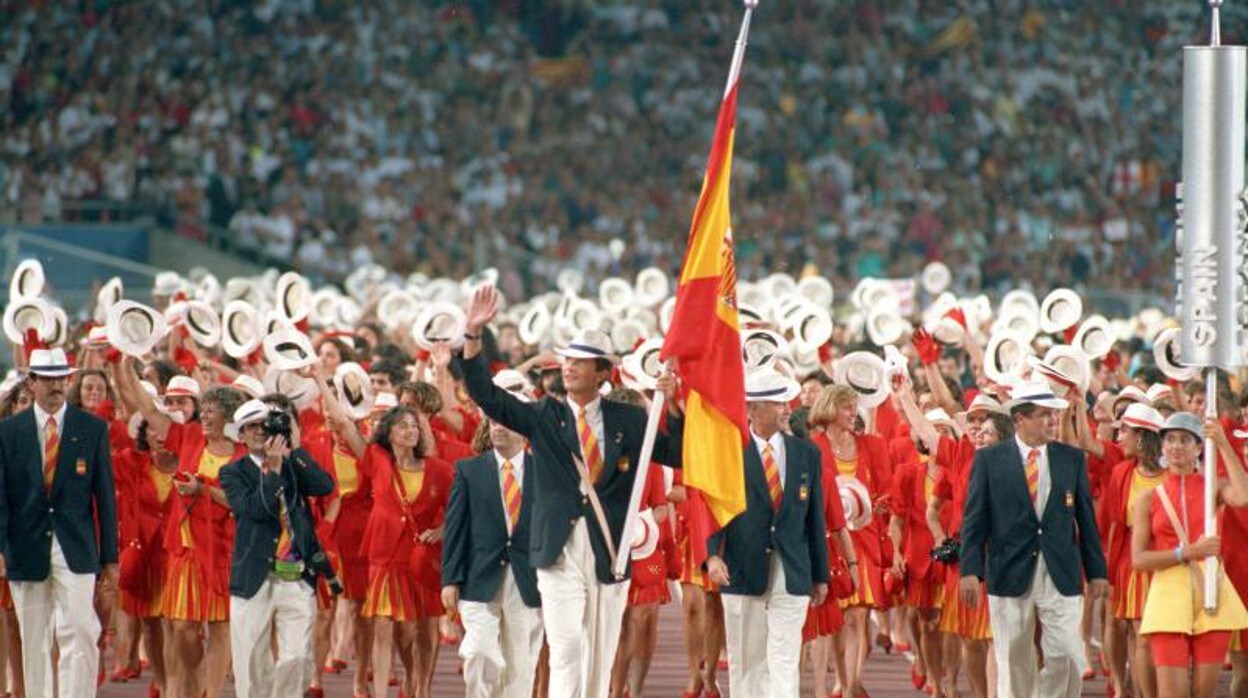 Los participantes españoles, con Don Felipe como abanderado, durante la inauguración de Barcelona 92