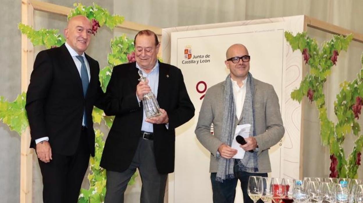 Entrega del premio por parte del consejero de Agricultura, Jesús Julio Carnero