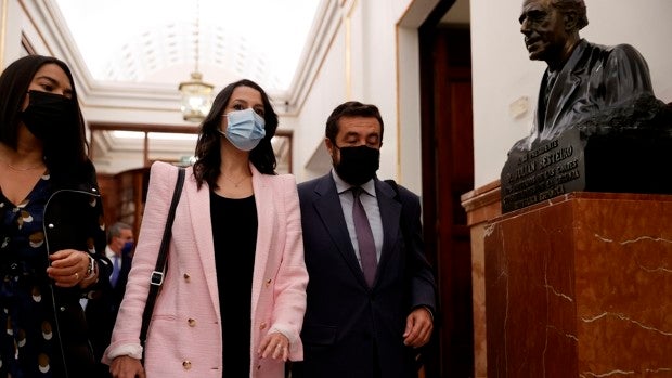 Arrimadas exige a Sánchez que no pacte «absolutamente nada con el portavoz de los etarras»