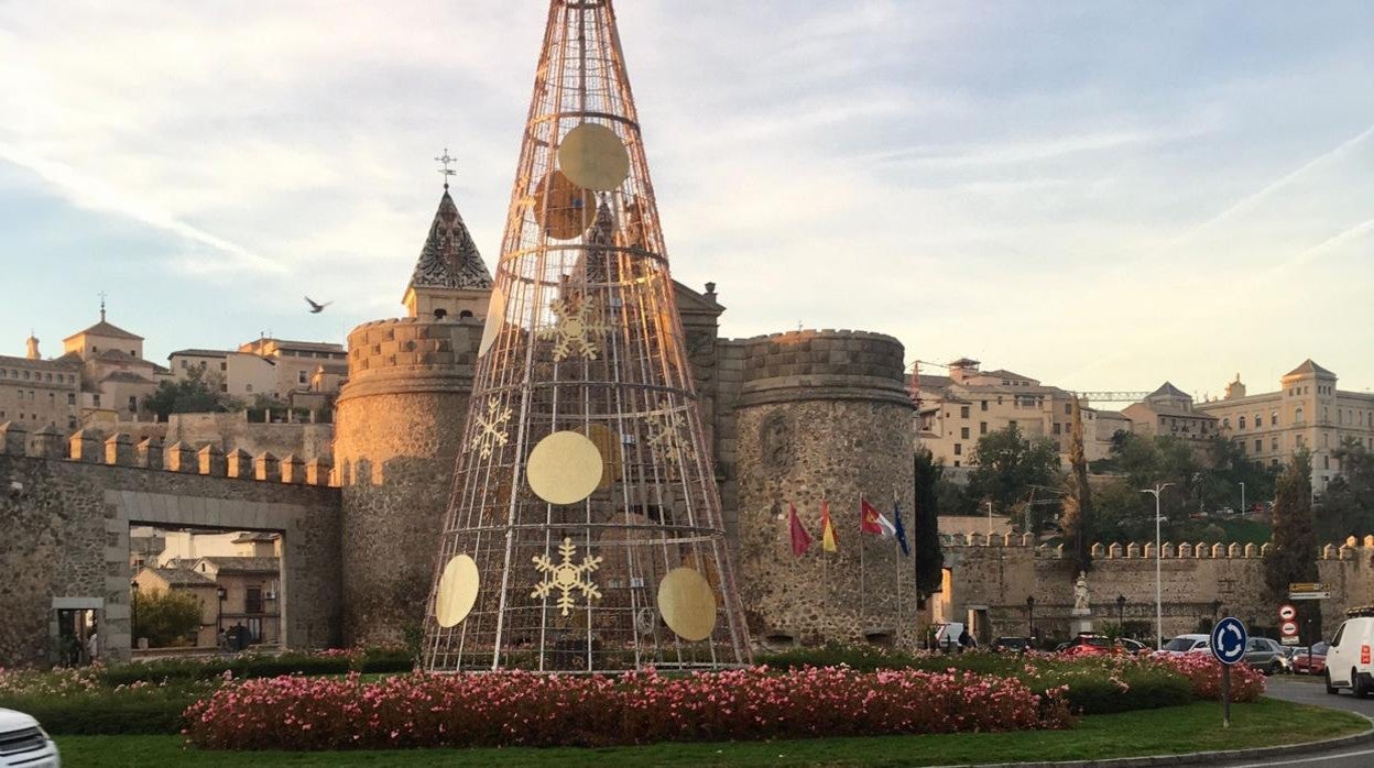 El árbol ya está instalado en la Puerta de Bisagra