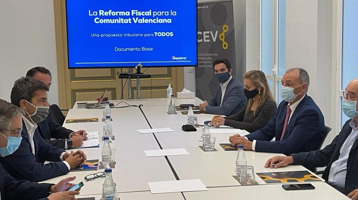 Carlos Mazón (izda.) reunido con los empresaios de la CEV