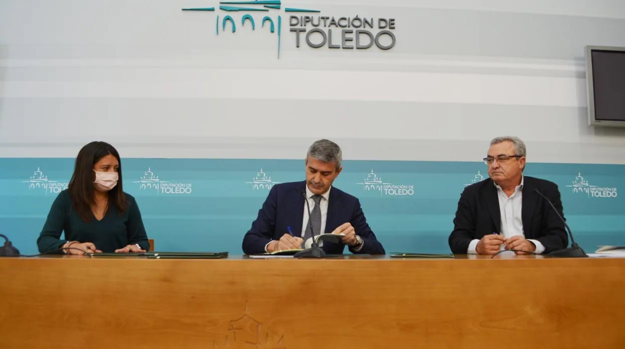 Bárbara García, Álvaro Gutiérrez y Juan Carlos Santos, ayer, durante la firma del convenio