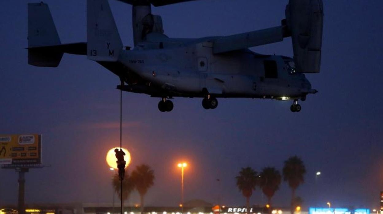 Efectivos de los marines y los boinas verdes, durante un ejercicio nocturno desde un helicóptero