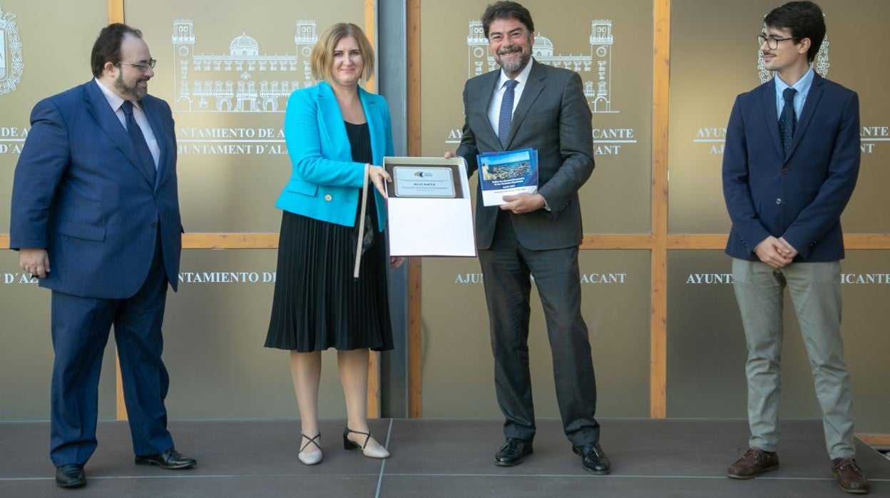 El alcalde de Alicante, Luis Barcala, en el momento de recibir la plaza del título para la ciudad con más libertad económica, de representantes de la Fundación Avance para la Libertad