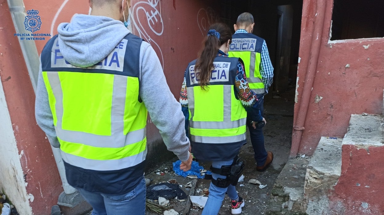 Agentes de la Policía Nacional, en la base de operaciones de la banda desarticulada