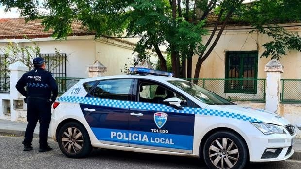 Desokupación exprés en Toledo: la Policía local echa a dos hombres que acababan de entrar en una casa con un martillo