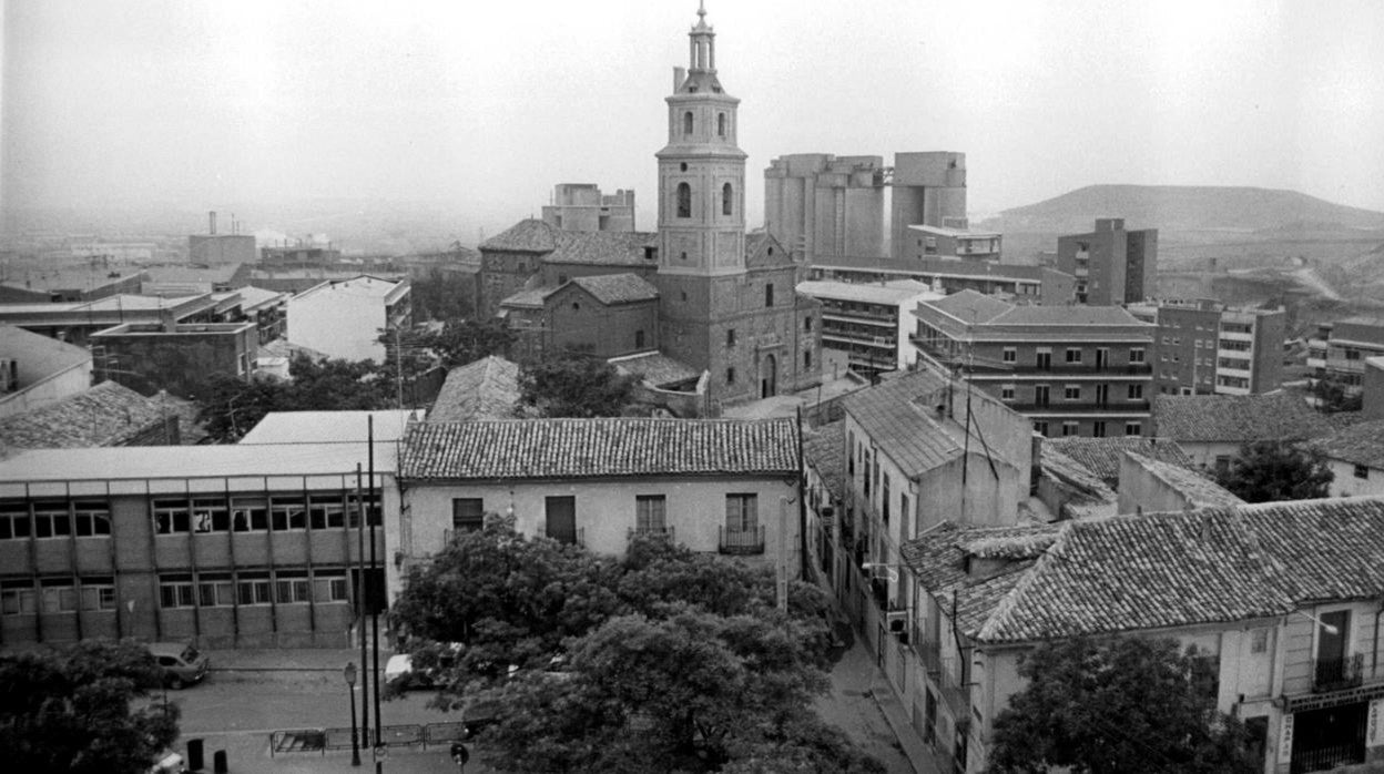 La iglesia de Vicálvaro, junto a la fábrica de cementos