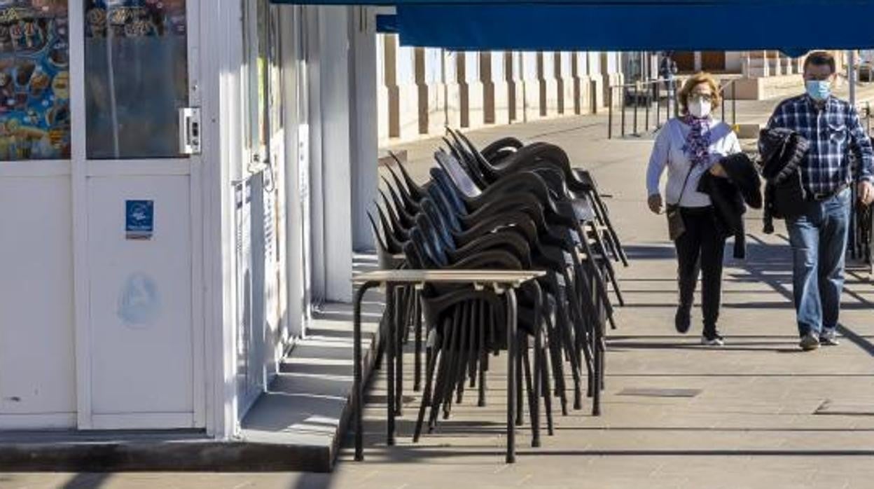 Terraza de un bar cerrado durante la pandemia en Alicante, en foto de archivo