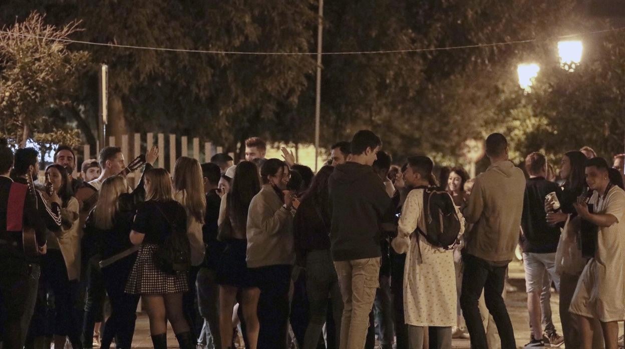 Imagen tomada durante un botellón que congrega a cientos de jóvenes en la ciudad de Valencia