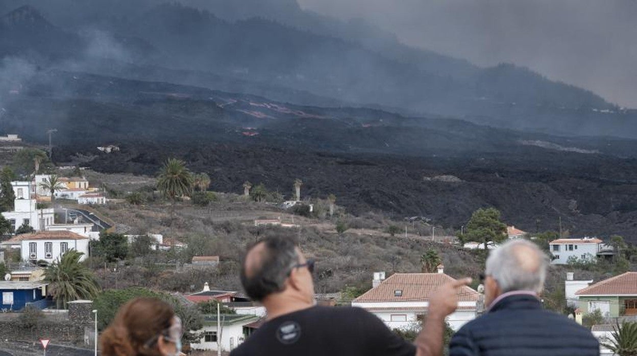 Vecinos vigilan la colada en La Laguna desde Tazacorte