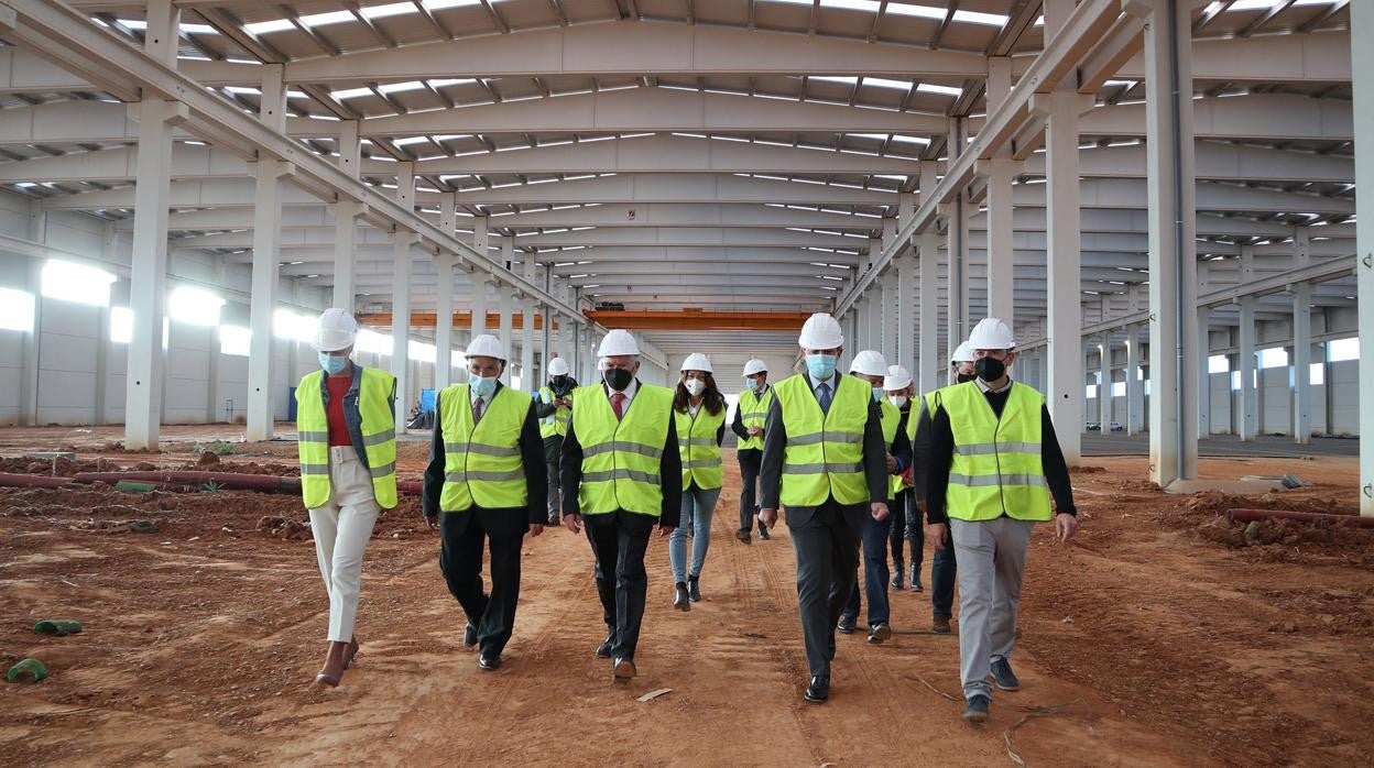 El presidente de la Junta, Alfonso Fernández Mañueco, visita las instalaciones de la empresa LatemAluminium