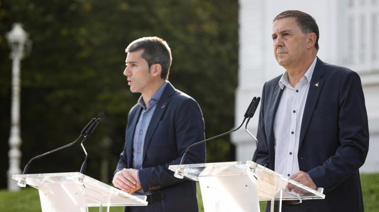 El coordinador general de EH Bildu, Arnaldo Otegi (d), y el secretario general de Sortu, Arkaitz Rodríguez
