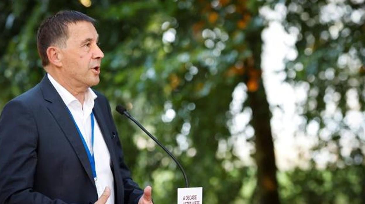 Arnaldo Otegi durante la declaración con la que abrió la semana