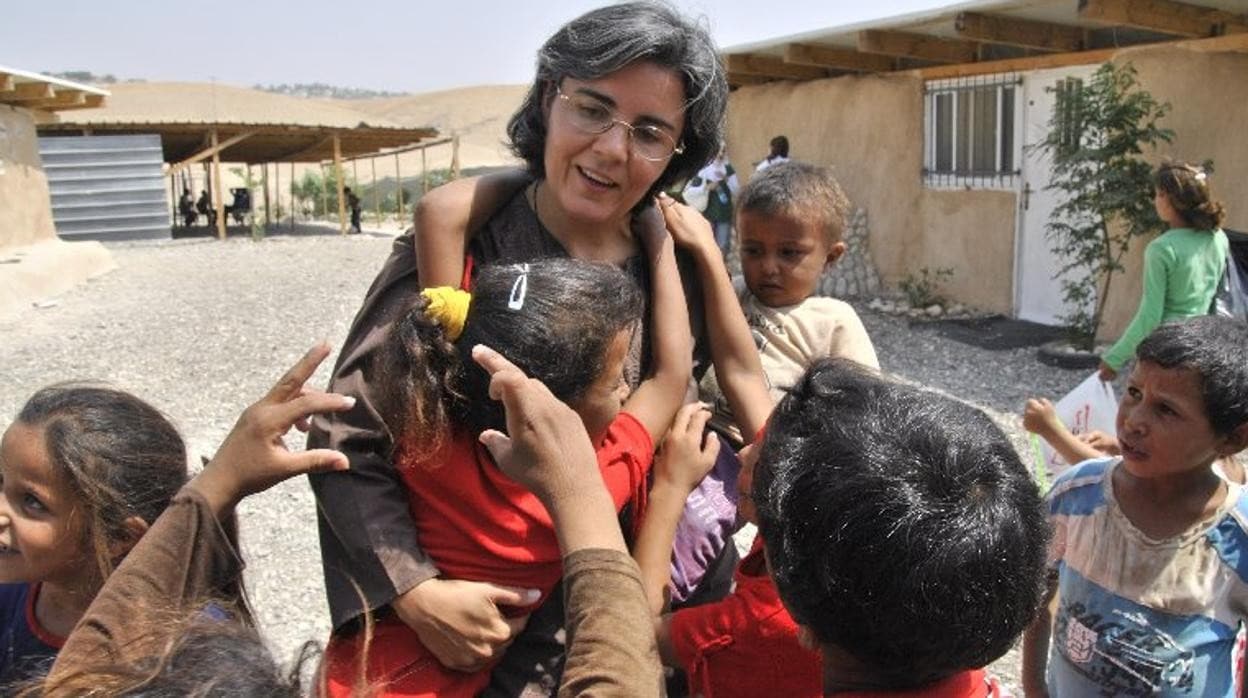 La misionera Alicia Vacas Moro mientras trabaja con niños