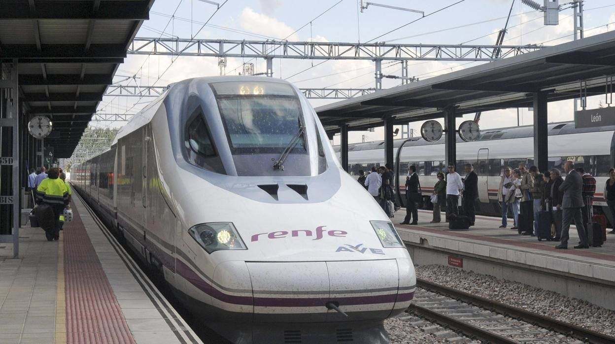 Tren AVE en la estación de León, donde partió el convoy averiado este domingo en Palencia