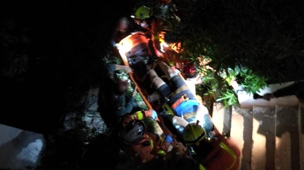 Imagen del rescate de un hombre que cayó al cauce del río en Paiporta (Valencia)