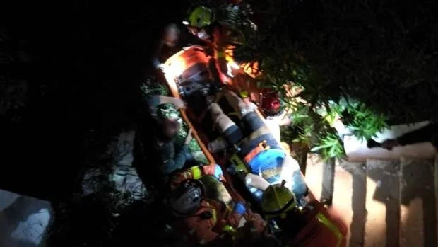 Los bomberos rescatan a un hombre que cayó al cauce del río en Paiporta