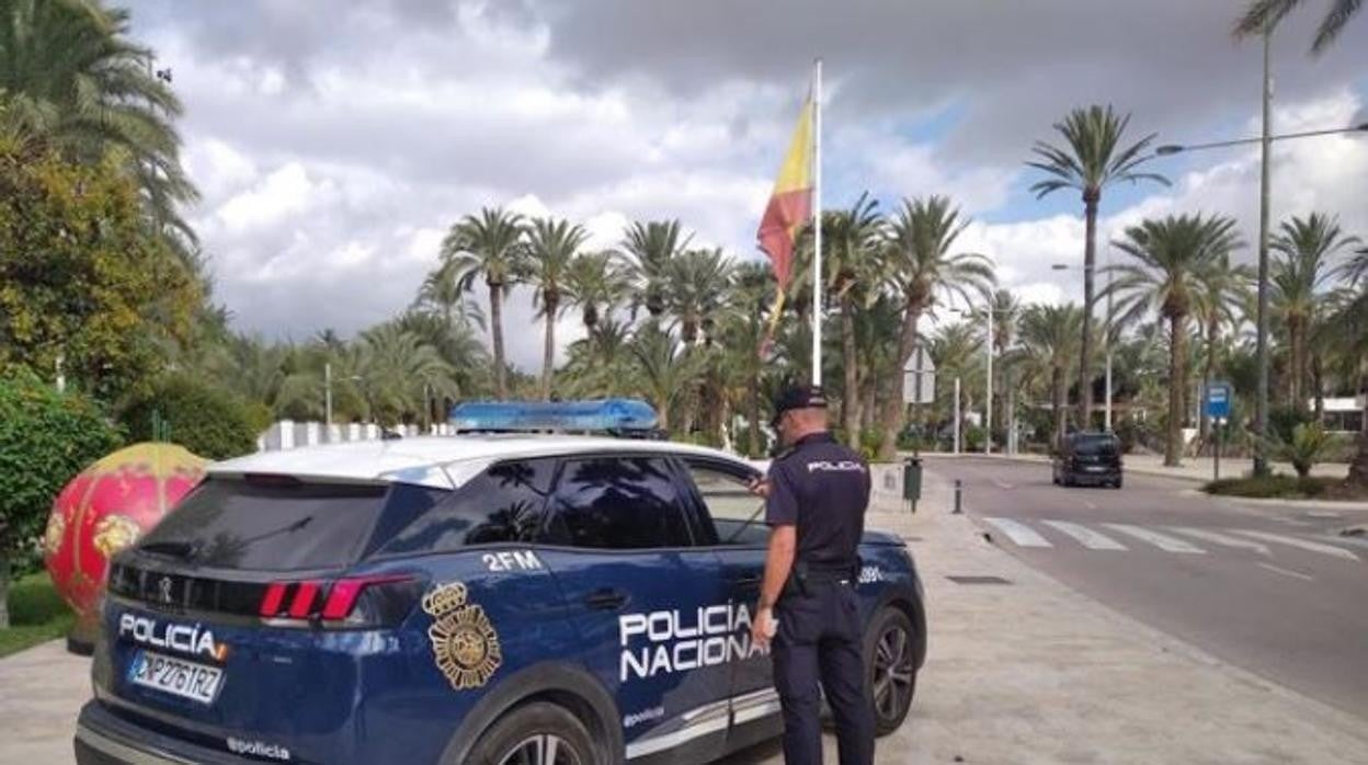 Imagen de recurso de un agente de la Policía Nacional y su coche patrulla en Elche