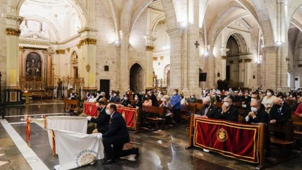 La procesión eucarística con la Custodia de la Catedral de Valencia culmina la Vigilia Nacional de la Adoración Nocturna