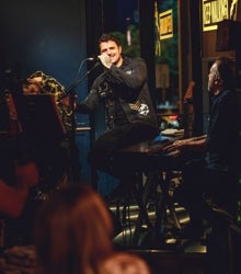 Dani Martín la lía en el centro con un concierto sorpresa en el Café Comercial