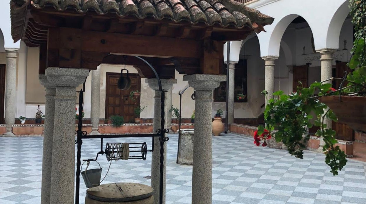 Uno de los tres patios del edificio