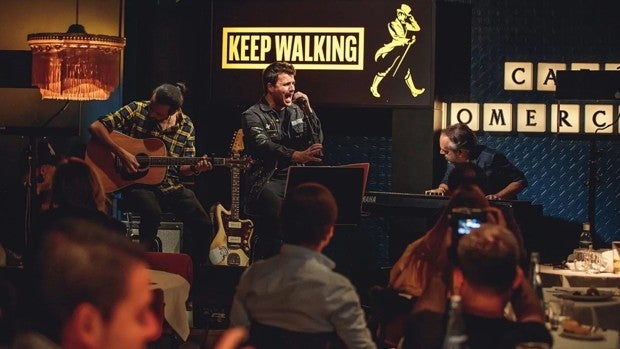 Dani Martín la lía en el centro con un concierto sorpresa en el Café Comercial