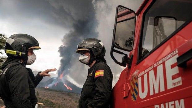 El volcán sigue sepultando La Palma bajo ríos de lava y existe riesgo de rotura del cono principal