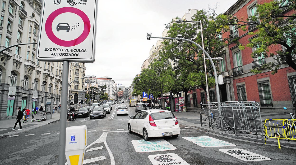 Uno de los accesos a Madrid Central, ahora Distrito Centro, por la plaza de Las Cortes