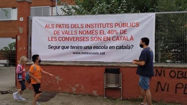 El Govern niega la implicación de los centros en la colocación de pancartas para pedir recreos en catalán