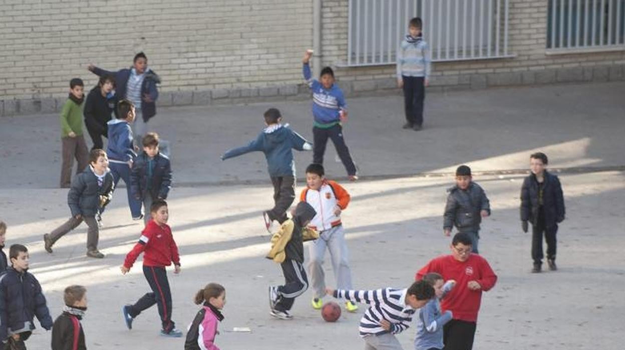 Unos niños juegan en el patio de un colegio, en una imagen de archivo