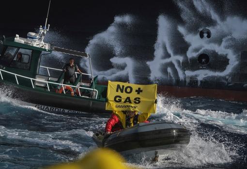 Imagen de la protesta de Greenpeace contra un buque gasero en Sagunto (Valencia)