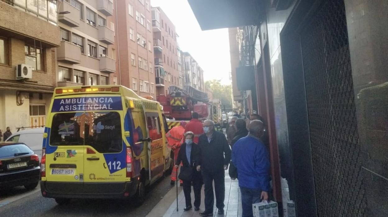 Los bomberos en la zona del incendio