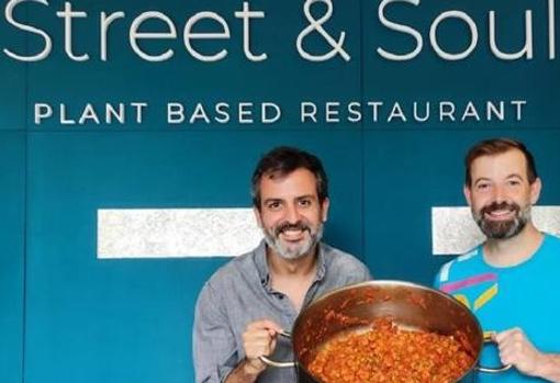 Javier Esquinas y Nacho Sánchez son los responsables de «Street&Soul», cocina es cien por cien vegana