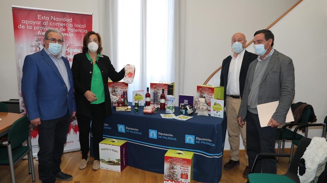 La presidenta, Ángeles Armisén, junto al vicepresidente Luis Calderón (2D); y a Raúl Rodriguez (I) y Santigo Tejedor (D), representantes de la Cámara de Comercio de Palencia presentan una nueva campaña de apoyo al comercio minorista