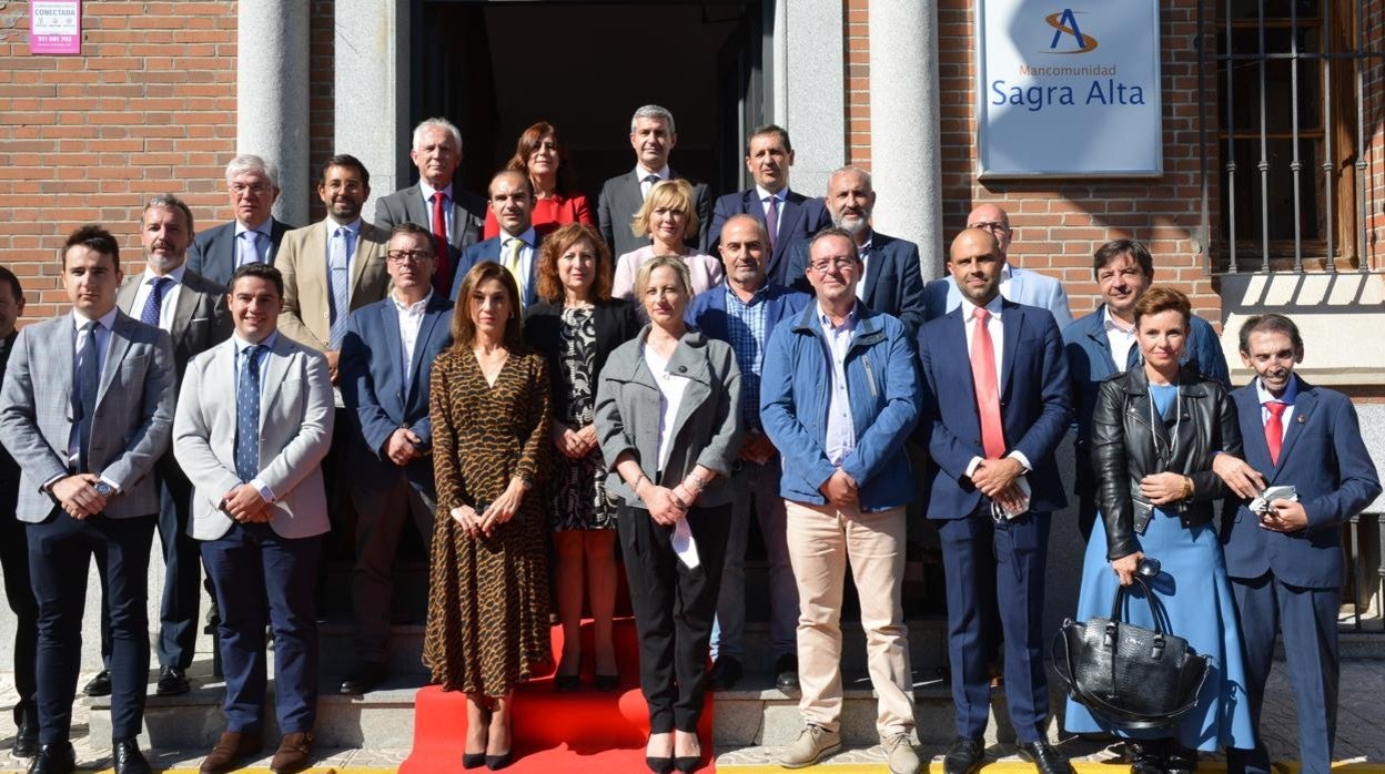 Álvaro Gutiérrez, junto a la presidenta de la mancomunidad y alcaldes ante la sede del organismo en Ugena