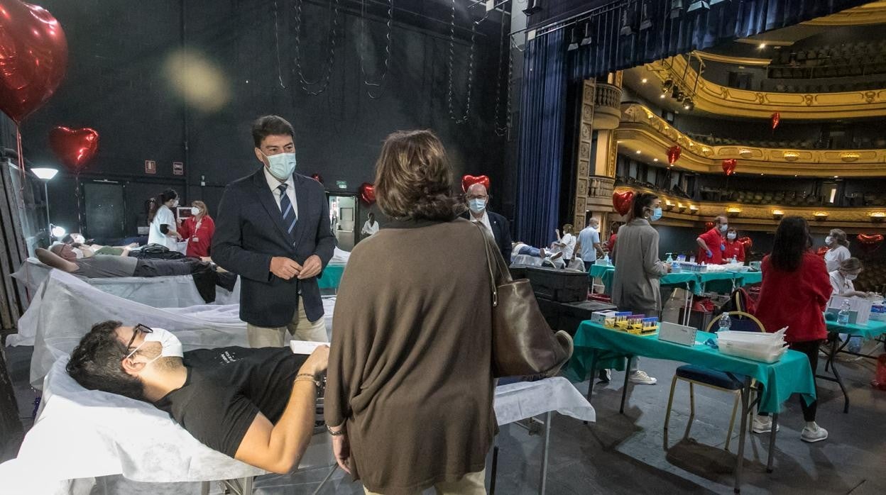 El alcalde Luis Barcala, en el escenario del Teatro Principal