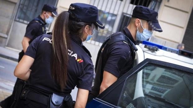 Detenida una pareja por su implicación en el apuñalamiento de su compañero de piso en Elche