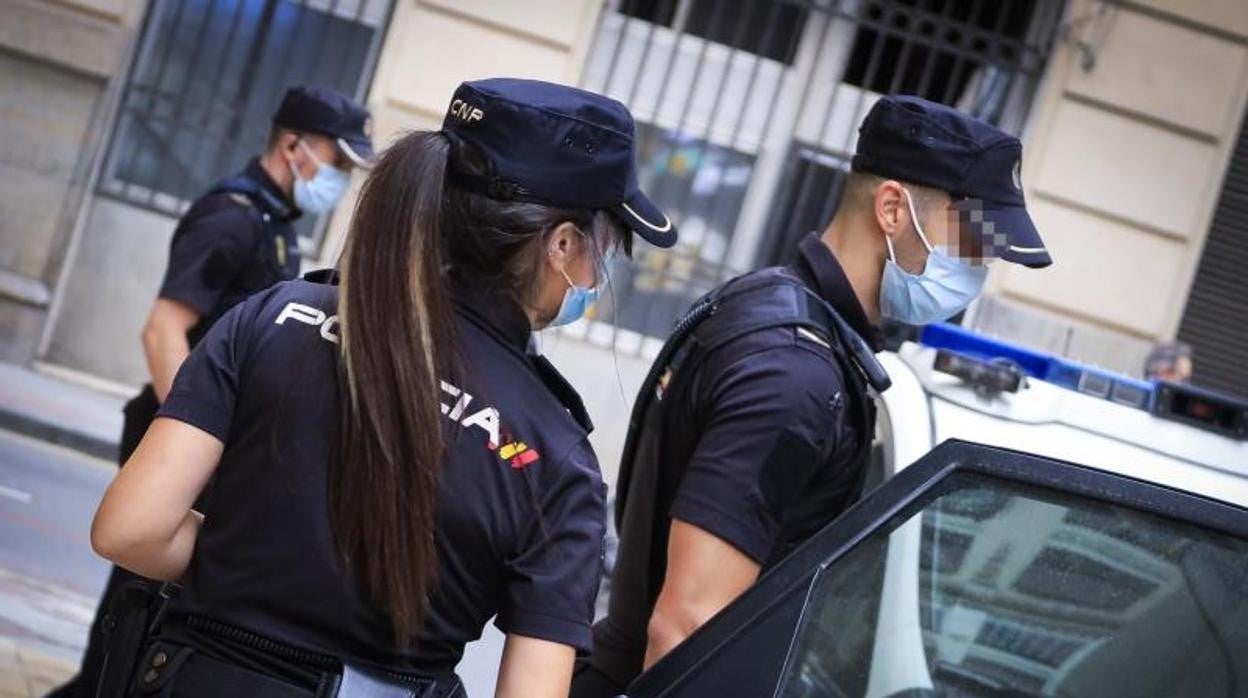 Una pareja de agentes de la Policía Nacional