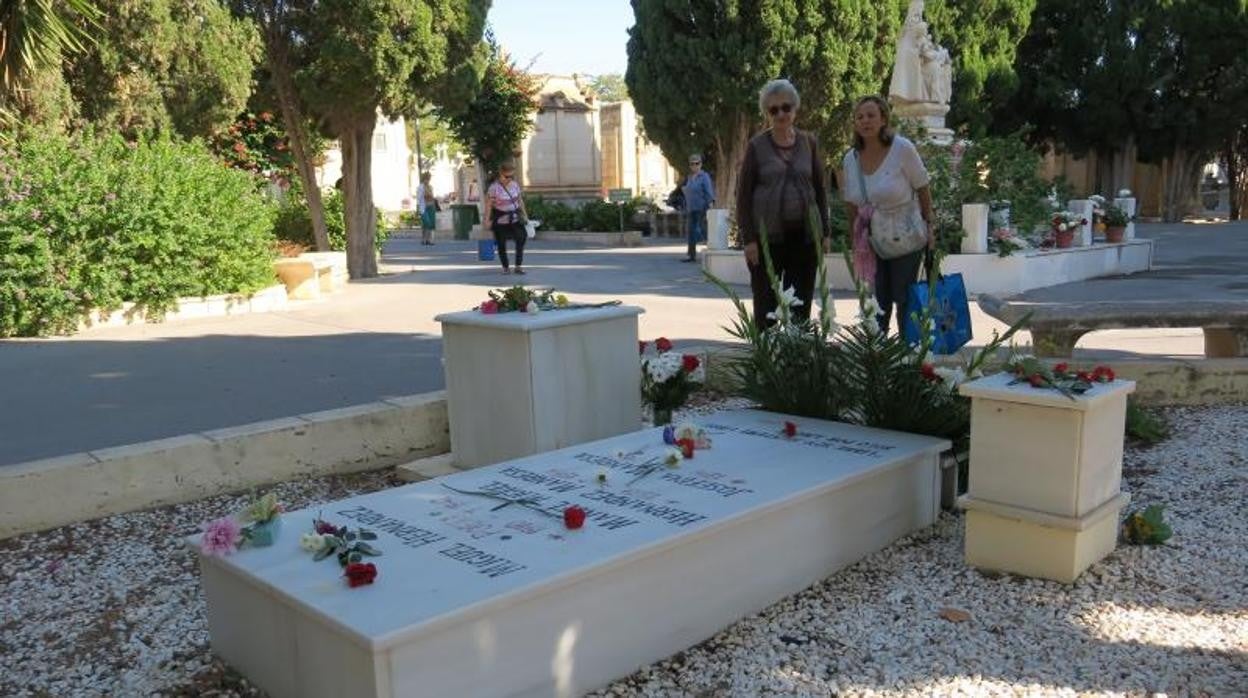 Tumba del poeta Miguel Hernández en el cementerio de Alicante