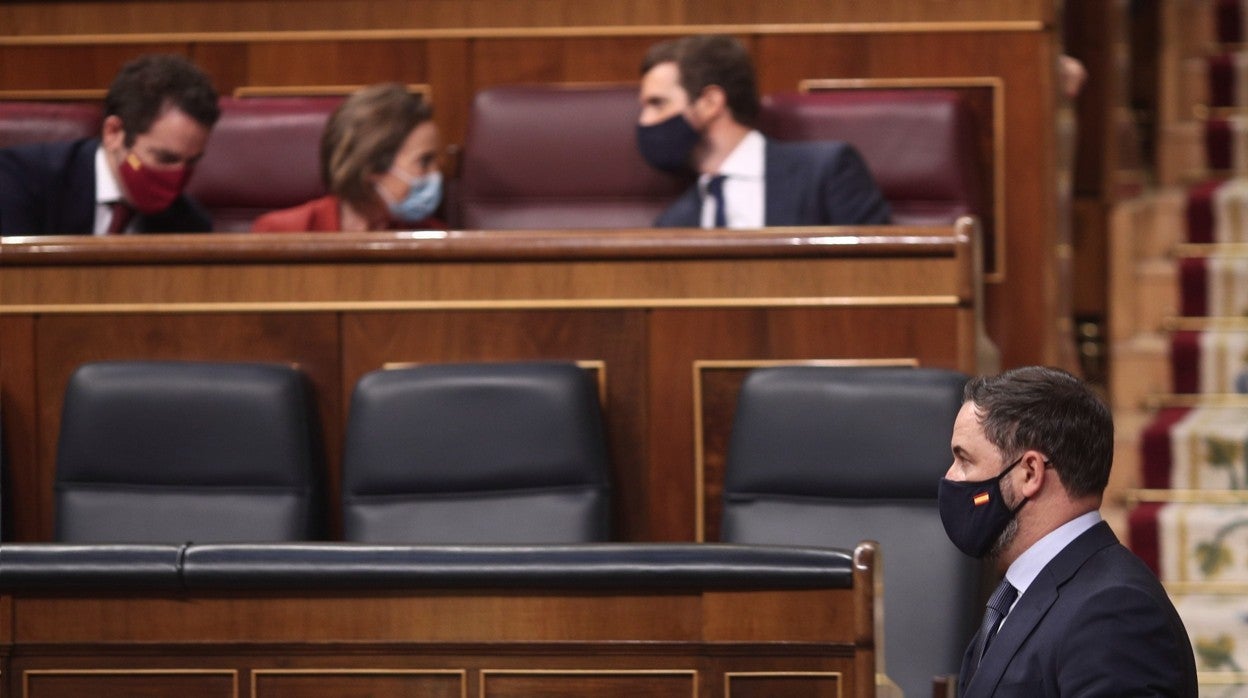 El presidente de Vox, Santiago Abascal, en primer plano. En segundo plano, de derecha a izquierda el presidente del PP, Pablo Casado, la portavoz parlamentaria, Cuca Gamarra, y el número dos del partido, Teodoro García Egea, en una imagen de archivo en el Congreso