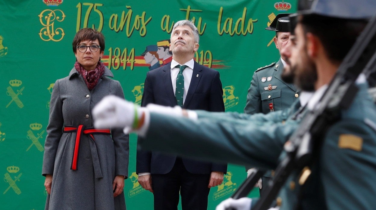 La directora de la Guardia Civil, María Gámez, junto al ministro de Interior