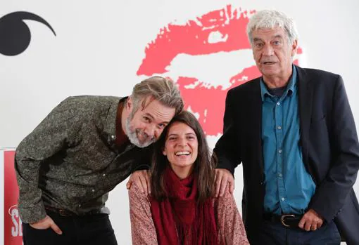 La directora Helena de Llanos, junto a los actores Tristán Ulloa y Óscar Ladoirex