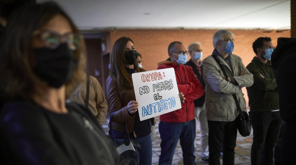 Padres afectados y miembros de la Fundación Aucavi protestan frente al piso okupado
