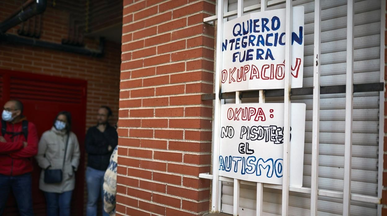 Dos carteles en el piso que estaba okupado, colocados el pasado lunes